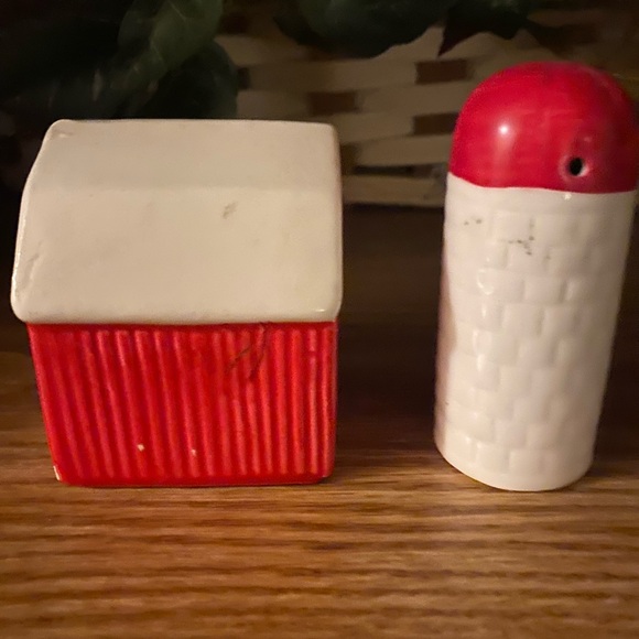RED AND WHITE BARN AND SILO SALT AND PEPPER SHAKERS - Picture 3 of 3